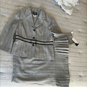 Kasper Women’s Gray Striped Blazer & Skirt Suit Set – Office/Business Wear.